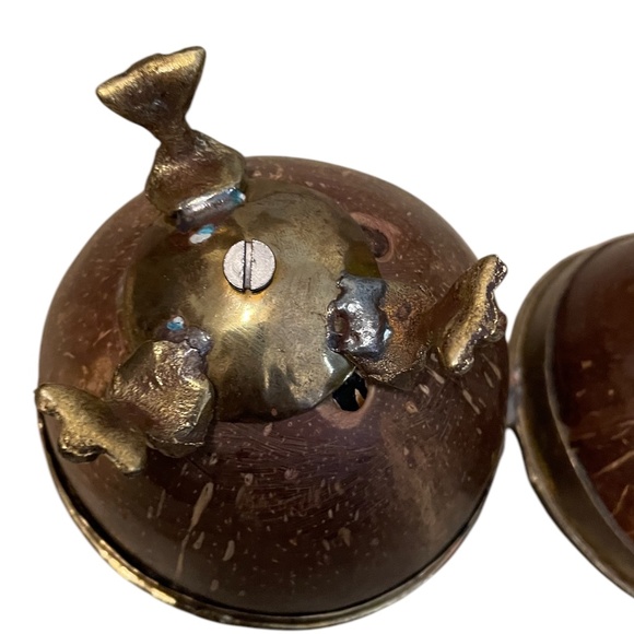 Vintage 19th C. English Coconut Shell Footed Trinket Box With Gold Clasps - Picture 6 of 8